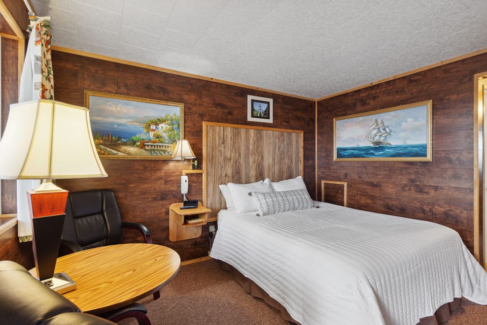 Standard Room, 1 Queen Bed | Desk, iron/ironing board, free WiFi, bed sheets