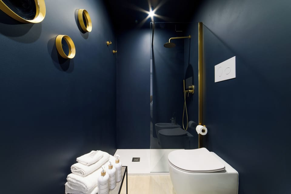 Deluxe Double Room | Bathroom | Combined shower/tub, hair dryer, towels, soap