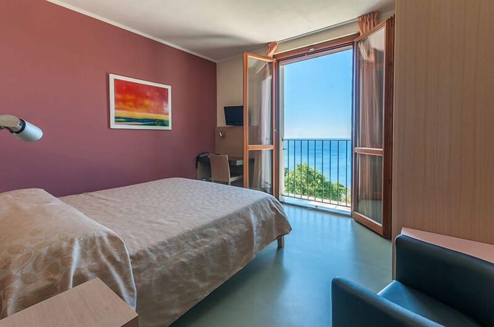 Classic Quadruple Room | In-room safe, desk, soundproofing, free WiFi