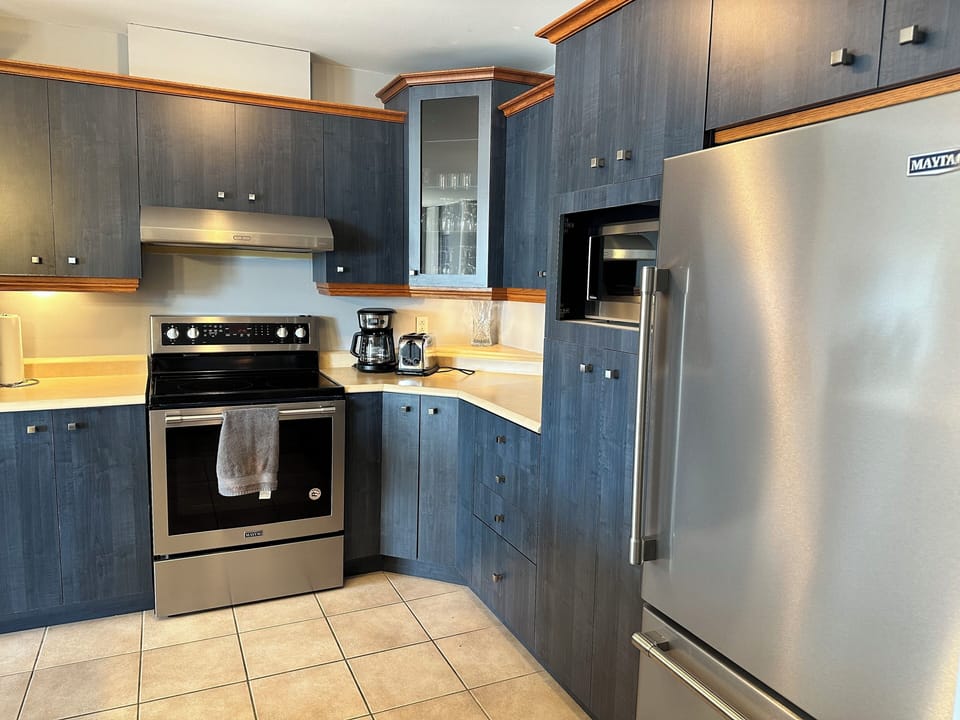 Condo, Balcony, Lake View | Private kitchen