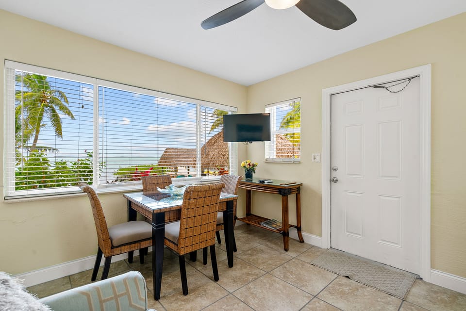 Cottage, 1 Queen Bed with Sofa bed, Kitchen (#01 Waterfront with Tiki Hut) | In-room dining