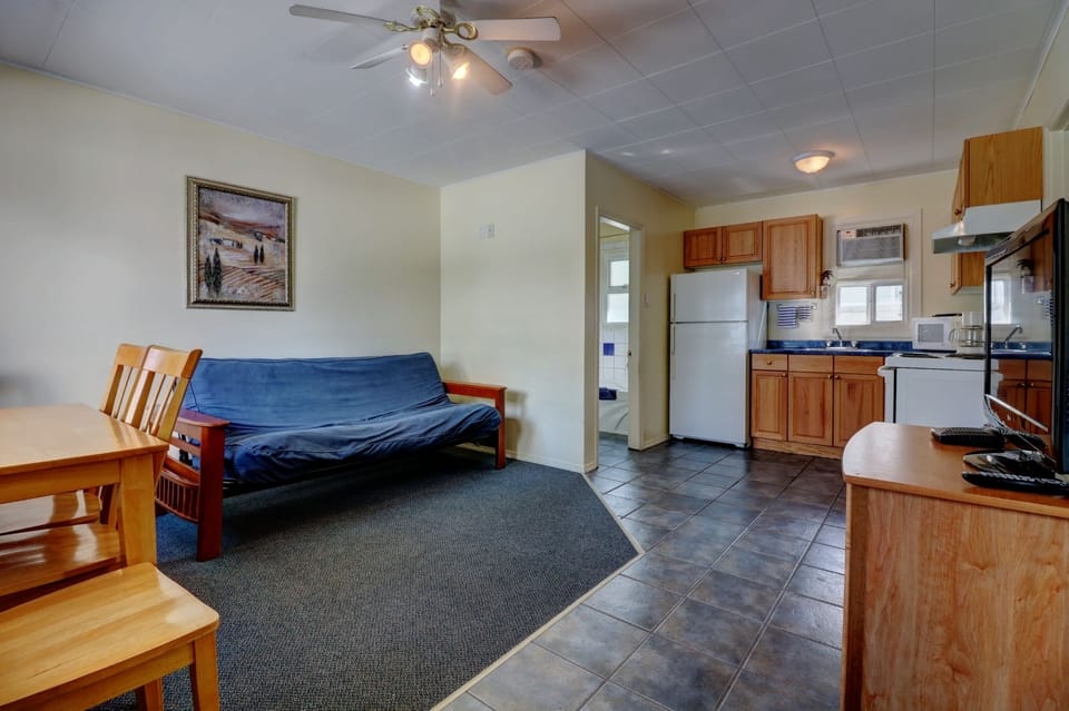 Suite, 2 Bedrooms, Kitchen | Desk, iron/ironing board, free WiFi, bed sheets