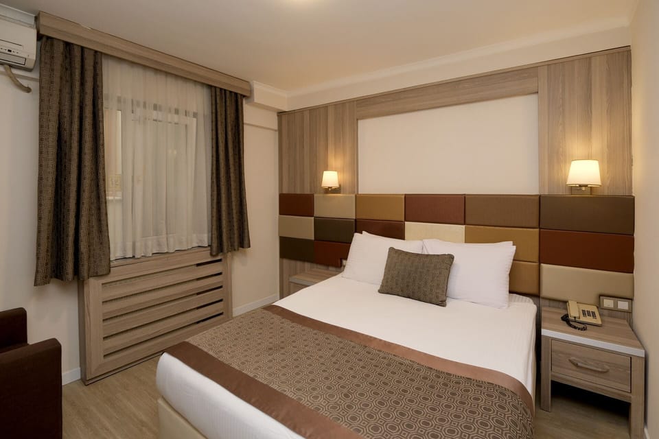 Economy Room | Premium bedding, minibar, in-room safe, desk