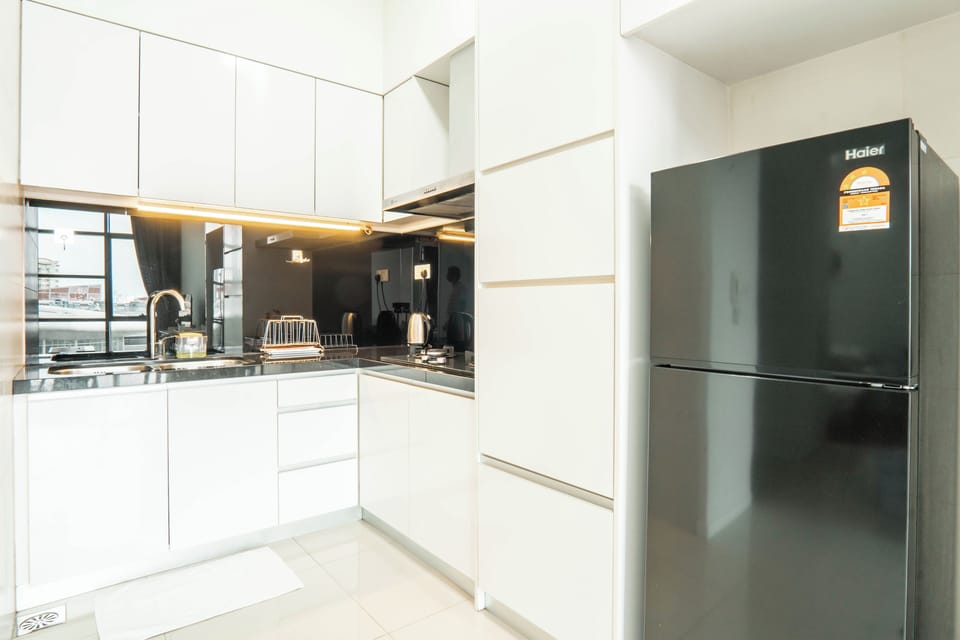 City Apartment, 2 Bedrooms, Non Smoking, City View | Private kitchen | Fridge, microwave, stovetop, electric kettle