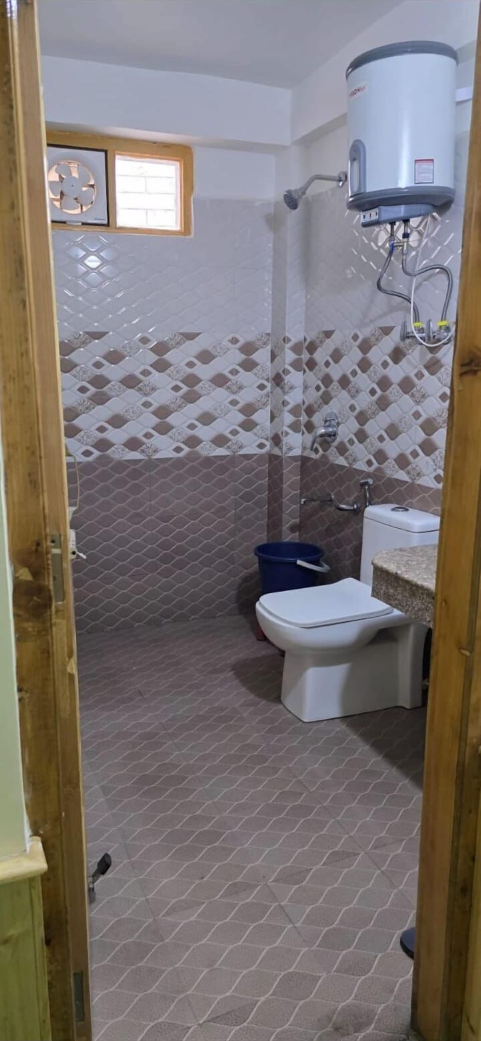 Deluxe Room, Balcony, City View | Bathroom | Shower, free toiletries, towels, soap