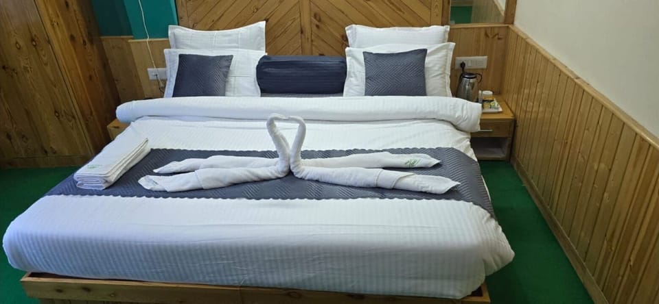 Deluxe Room, Balcony, City View | Soundproofing, bed sheets