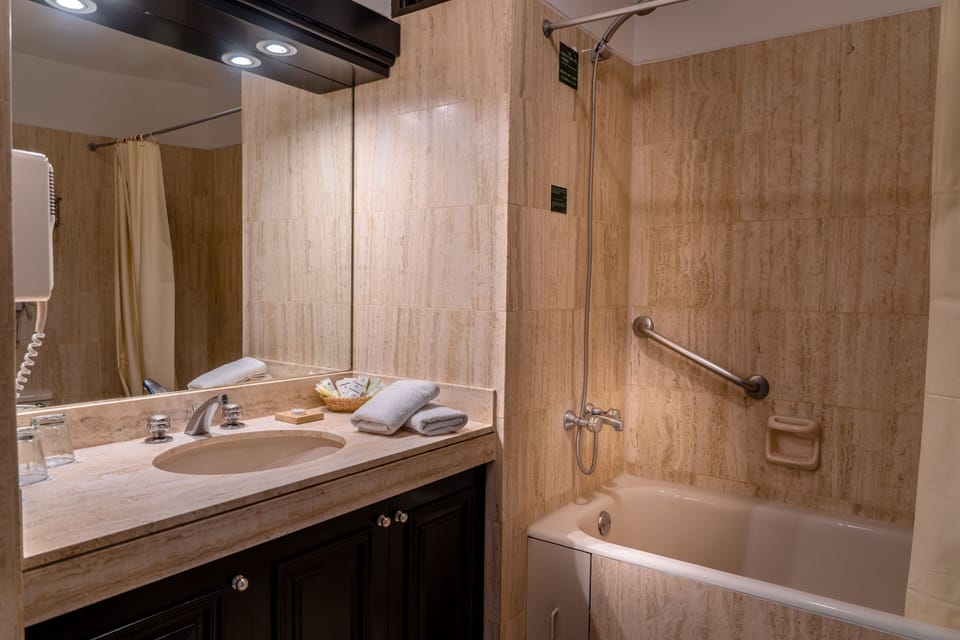 Combined shower/tub, free toiletries, hair dryer, towels