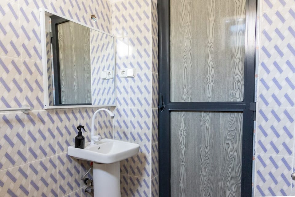 Deluxe Double Room | Bathroom | Shower, rainfall showerhead, slippers, towels