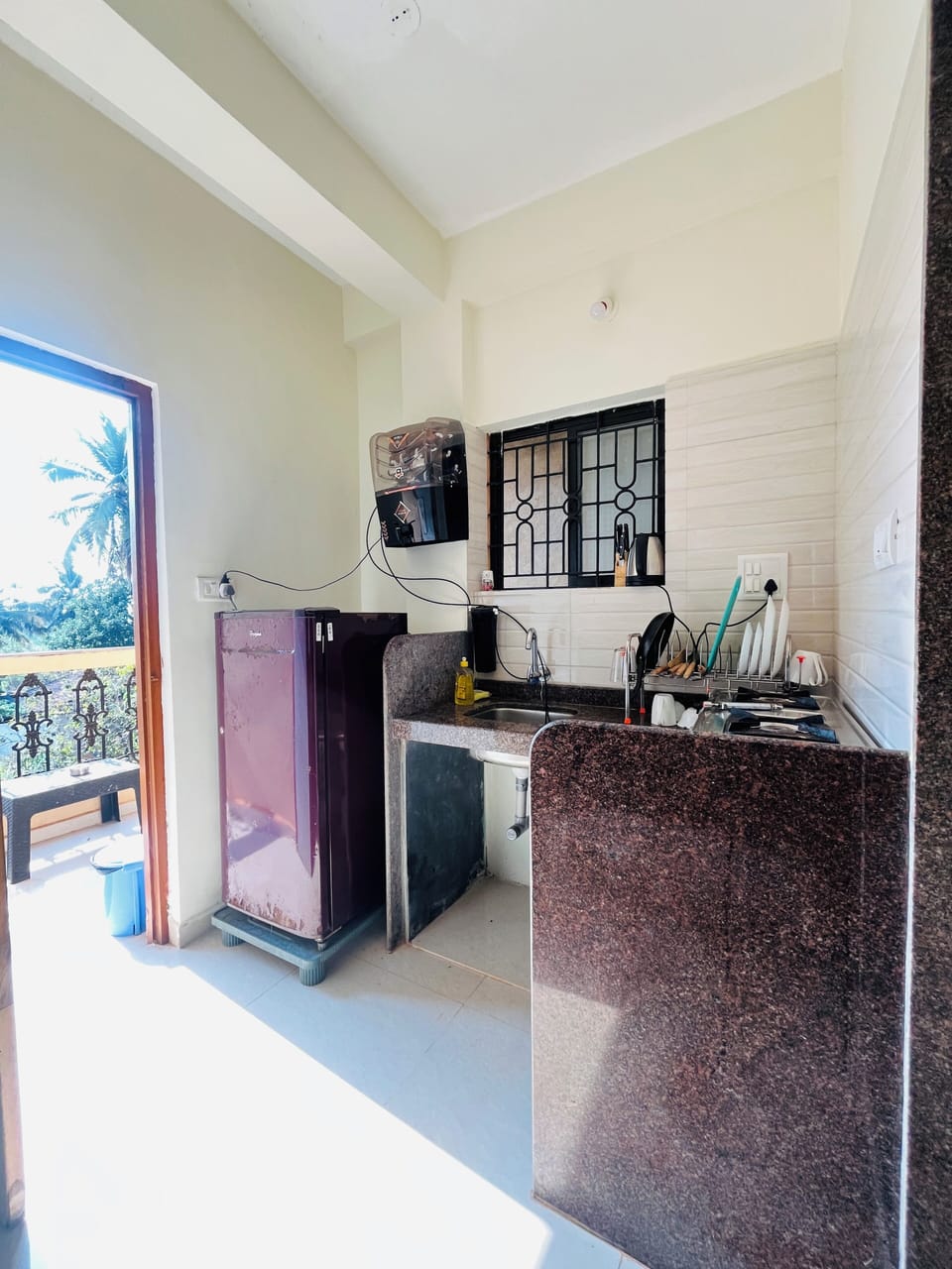 Comfort Room | Private kitchen | Fridge, stovetop, cookware/dishes/utensils