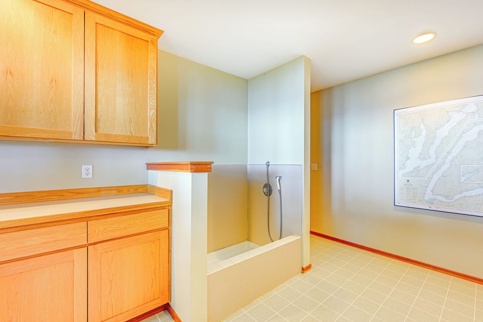 Hood Canal Home w/ Stunning Views & Private Beach Cottage in Brinnon