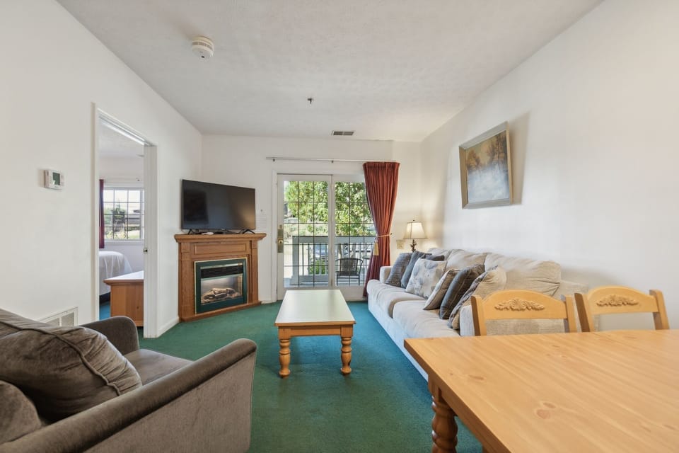 Suite, 1 Bedroom | Living area | Smart TV, streaming services