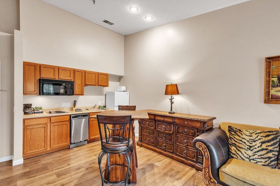 Studio | Private kitchen | Fridge, coffee/tea maker, toaster