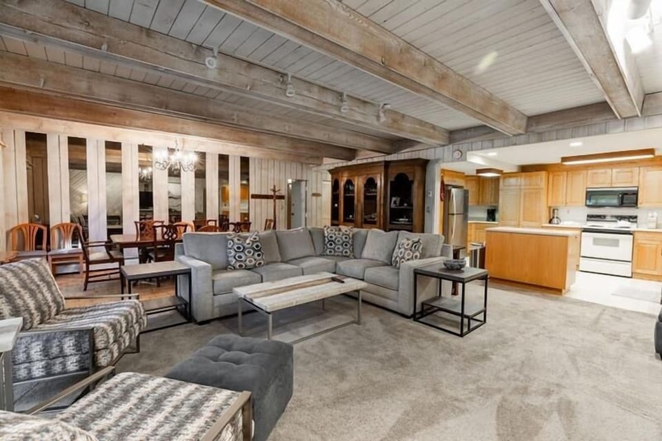 Condo, 2 Bedrooms | Living area