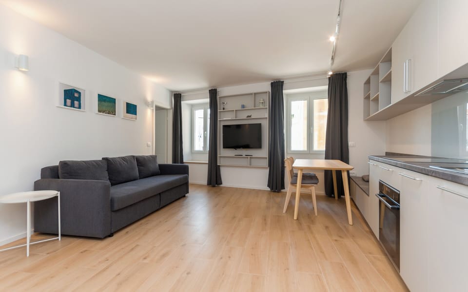 Superior Apartment, 1 Bedroom, City View | In-room dining