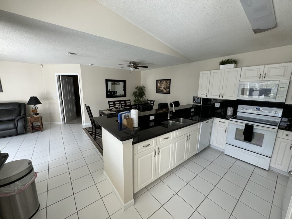 House, Multiple Beds, Pool Access, Pool View (Villa Crayson) | Private kitchen | Fridge, microwave, oven, stovetop