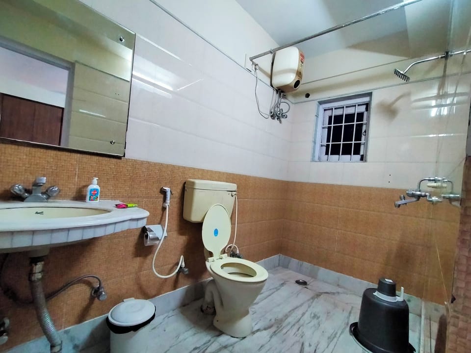 Deluxe Double Room, Balcony, City View | Bathroom | Shower, slippers, bidet, towels