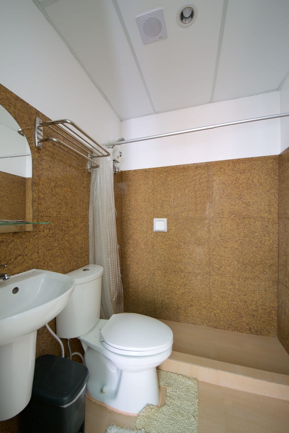 Couple Room with Balcony | Bathroom | Shower, free toiletries, bidet, towels