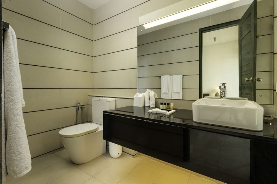 Shower, rainfall showerhead, free toiletries, hair dryer