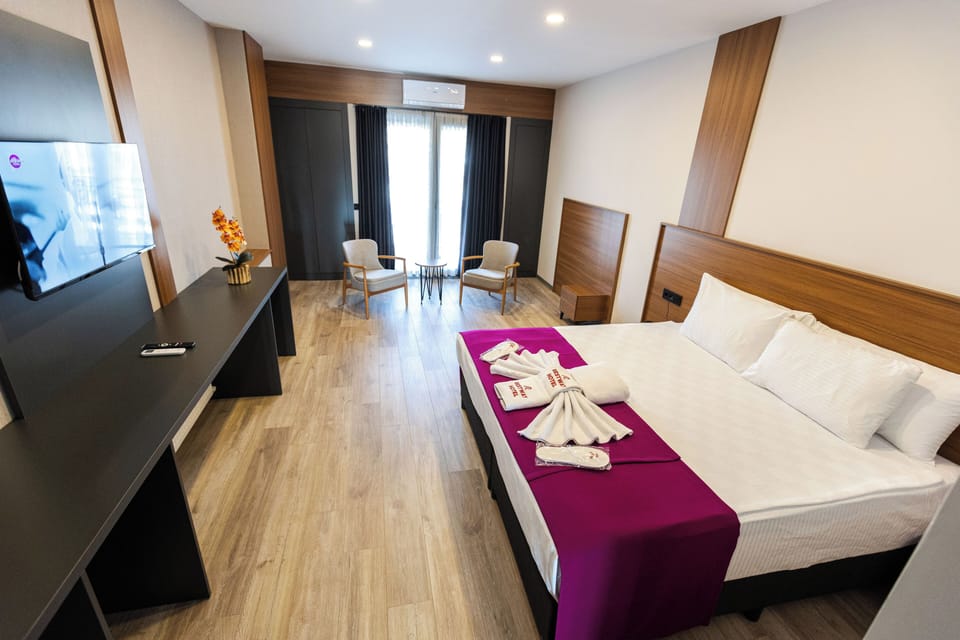 Superior Room, 1 Queen Bed, Balcony | Laptop workspace, soundproofing, free WiFi