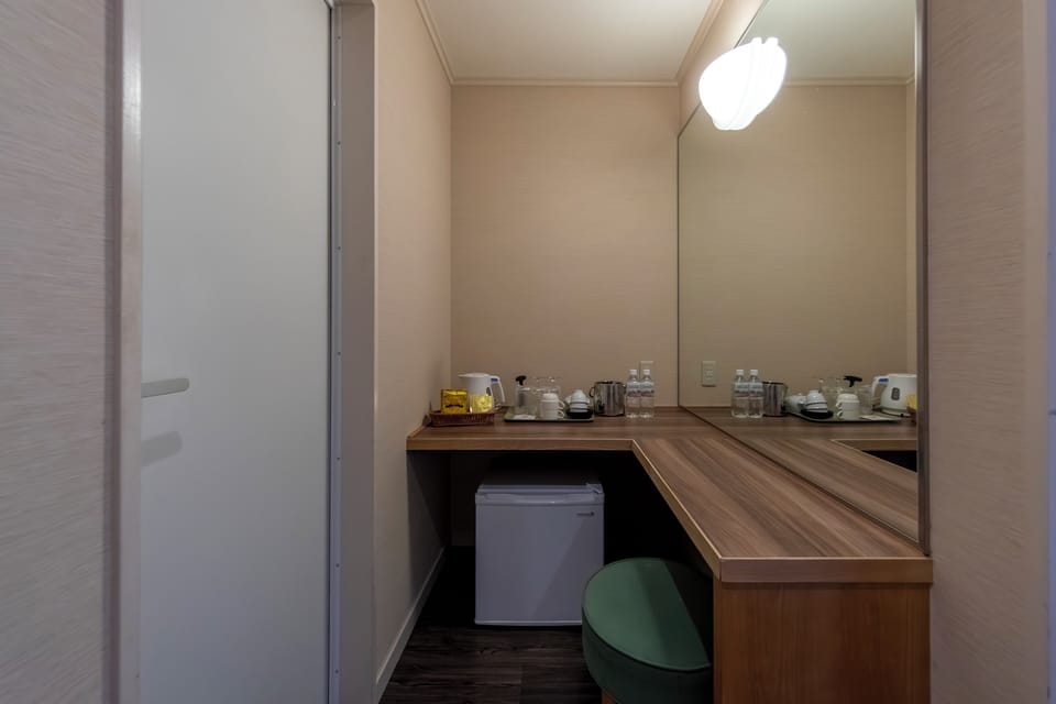 Standard Twin Room | In-room safe, desk, laptop workspace, free WiFi