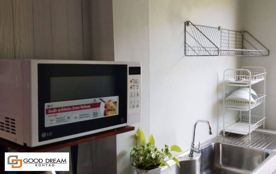 Deluxe Double Room, 1 Queen Bed | Microwave