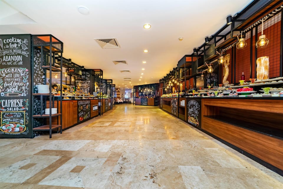 2 bars/lounges, poolside bar, beach bar