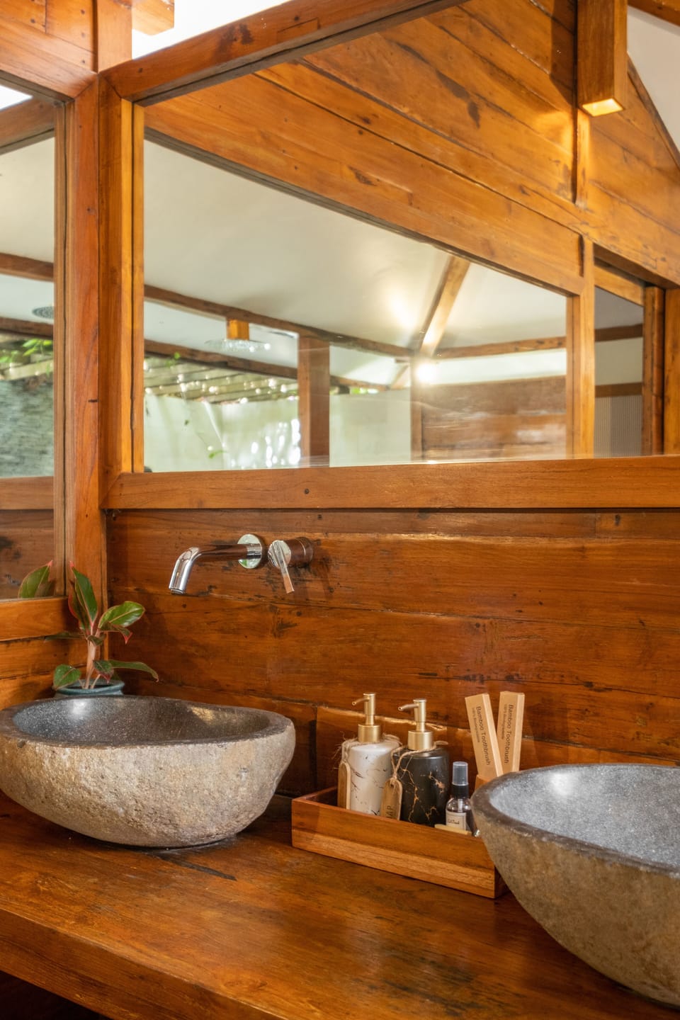 Shower, free toiletries, hair dryer (on request), bidet