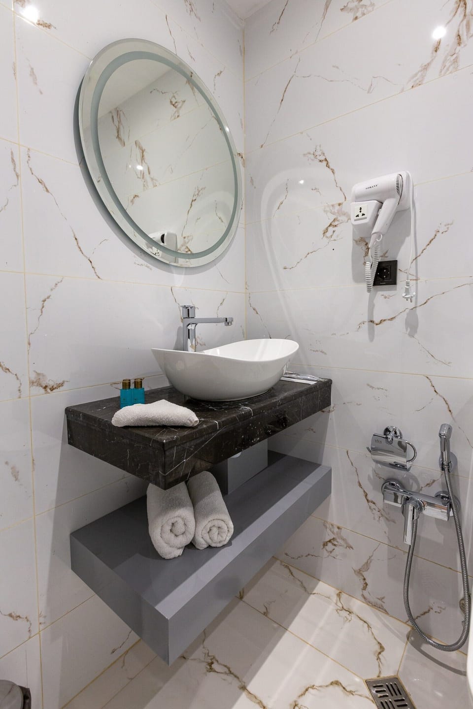 Superior Double Room | Bathroom | Shower, rainfall showerhead, free toiletries, hair dryer