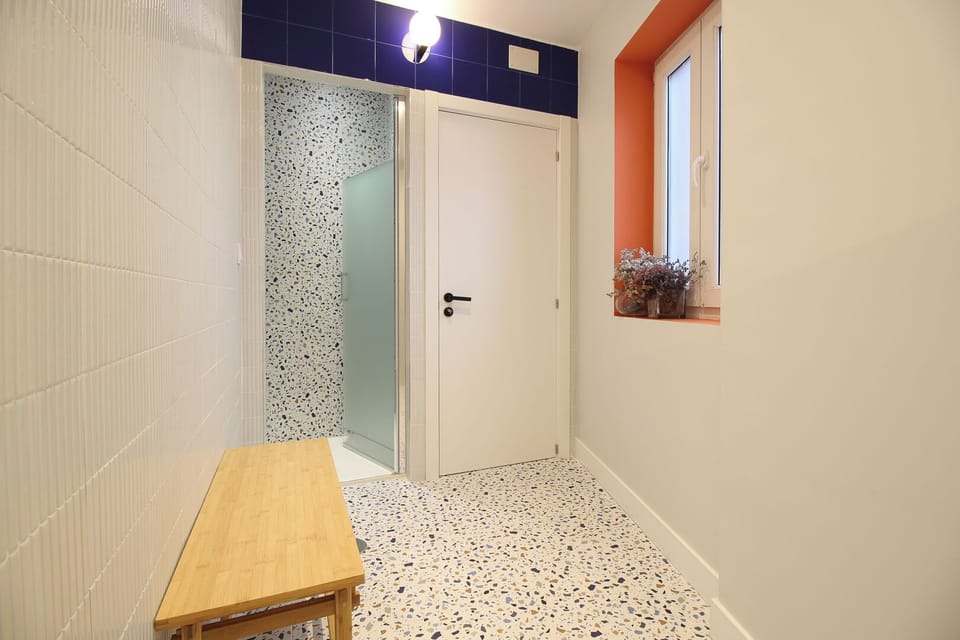 Club Twin Room | Bathroom | Shower, towels, soap, shampoo