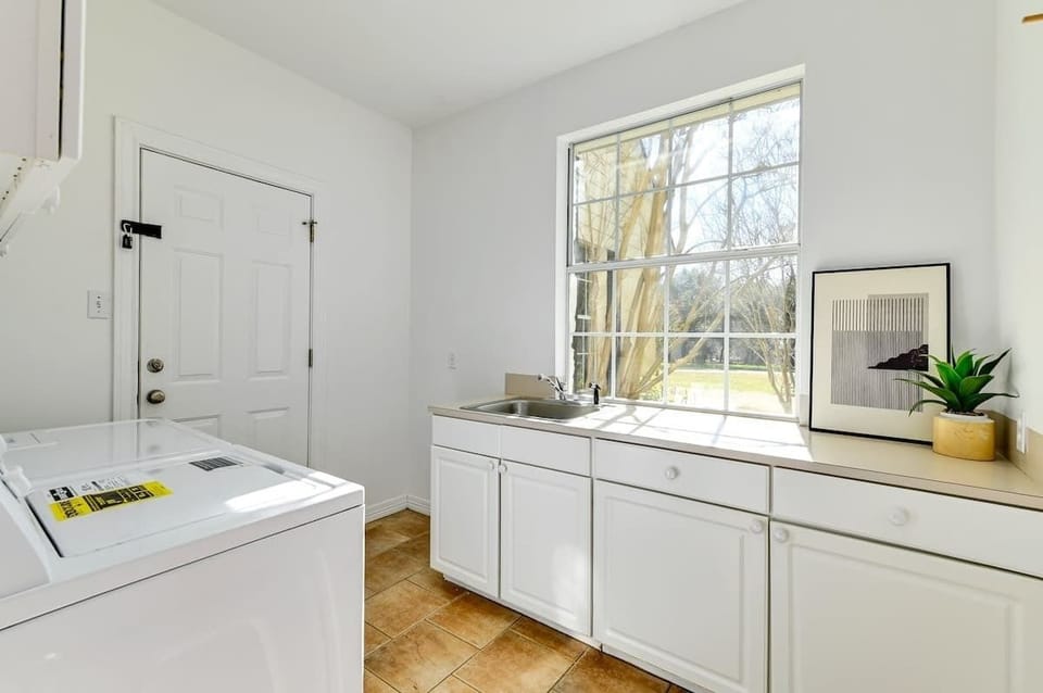 House, Multiple Beds, Pool Access, Pool View (209 Peabody) | Interior