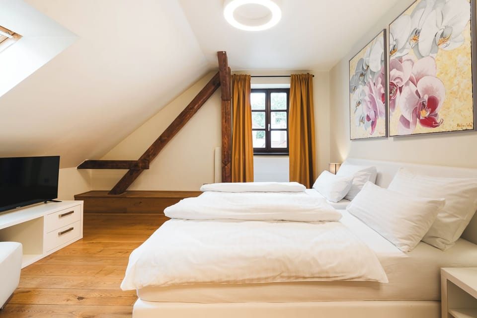 Deluxe Twin Room | Minibar, in-room safe, individually decorated, individually furnished