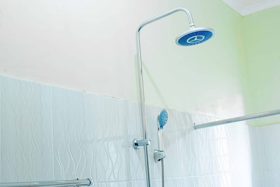 Standard Double Room | Bathroom | Combined shower/tub, rainfall showerhead, slippers, towels