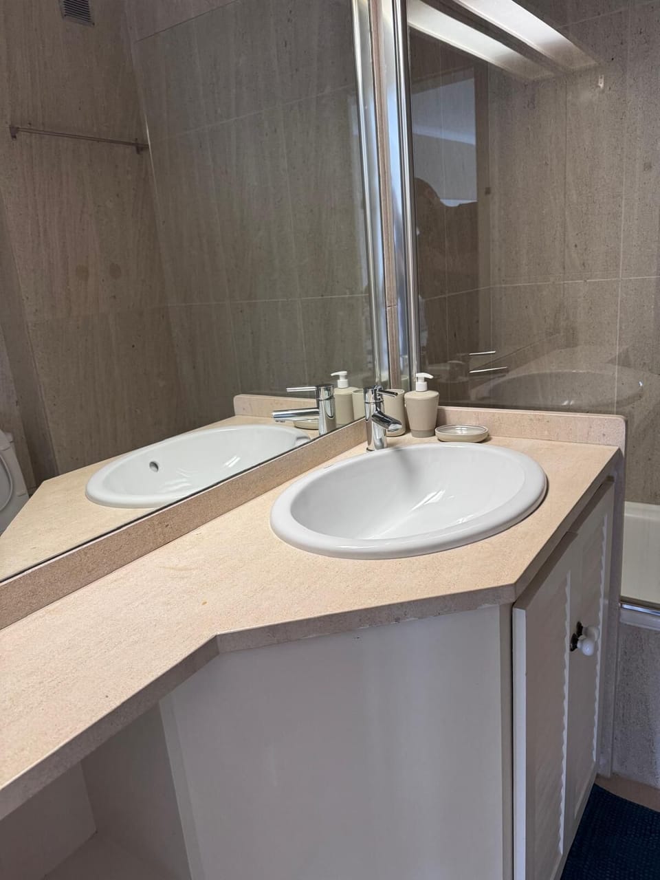 Bathtub, free toiletries, bidet, towels