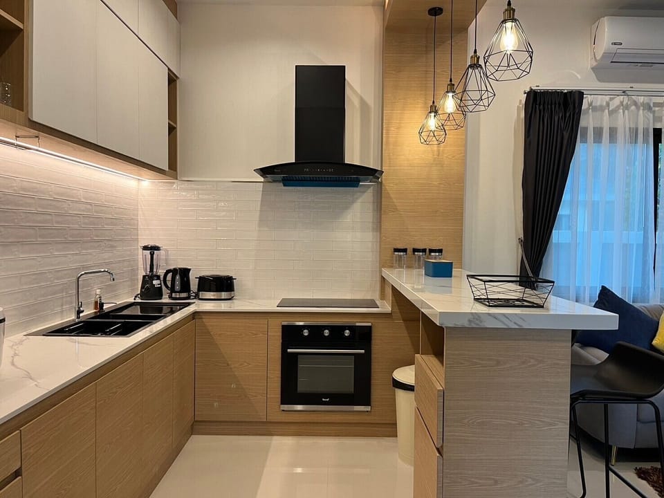Deluxe Villa, Mountain View | Private kitchen | Electric kettle, highchair, eco-friendly cleaning products, paper towels