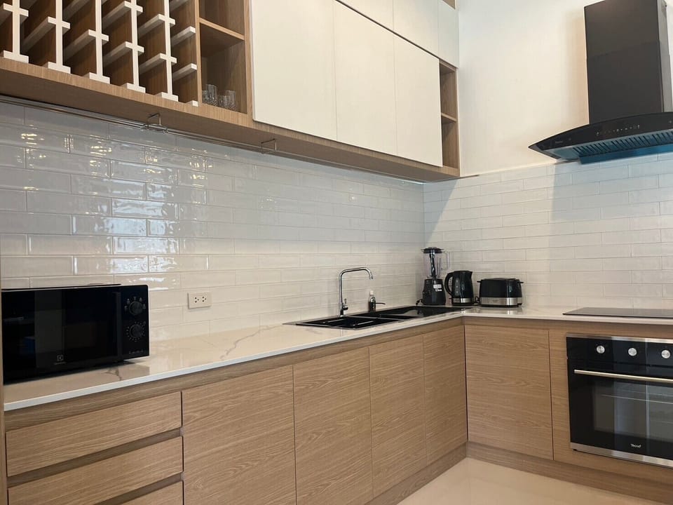 Deluxe Villa, Mountain View | Private kitchen | Electric kettle, highchair, eco-friendly cleaning products, paper towels