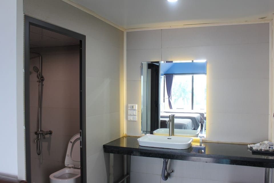 Junior Villa, Garden View | Bathroom | Shower, free toiletries, hair dryer, towels