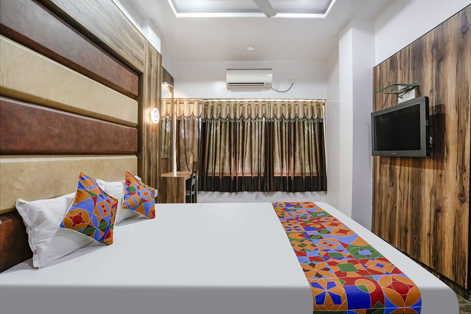 Deluxe Room | Egyptian cotton sheets, premium bedding, in-room safe, blackout drapes