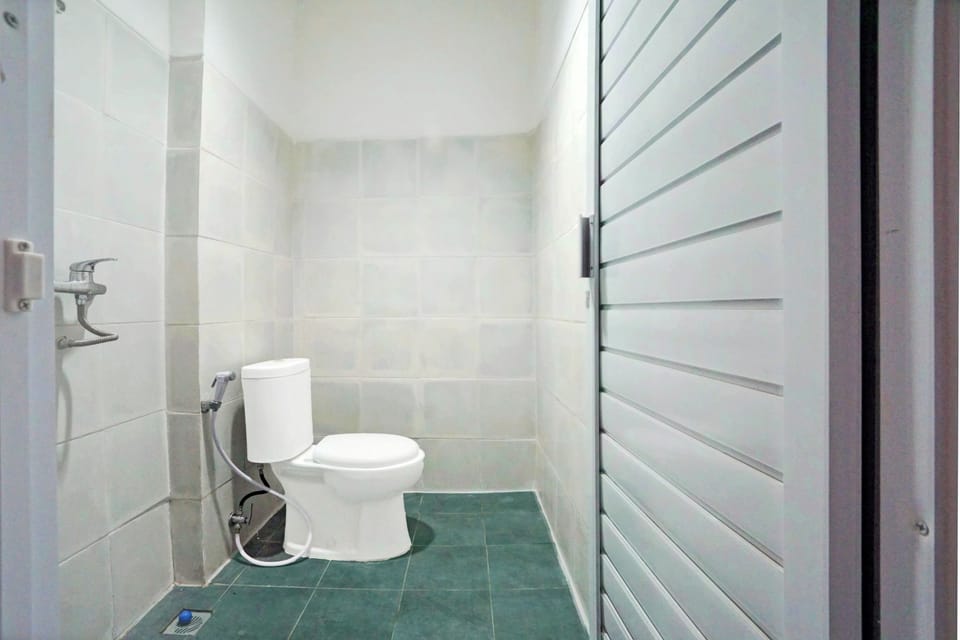 Standard Double Room | Bathroom | Shower, towels, soap, shampoo