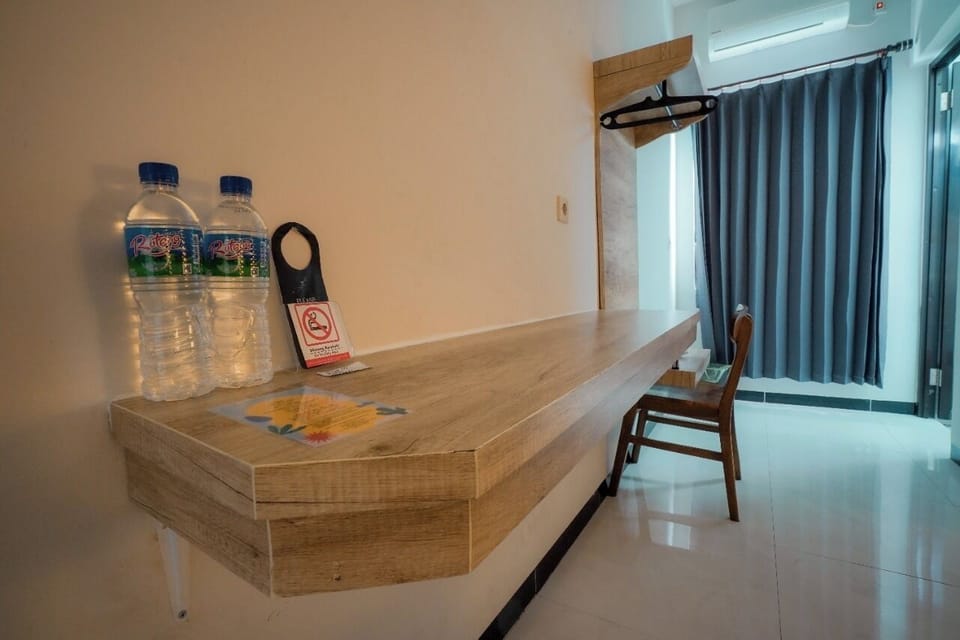 Desk, laptop workspace, WiFi (free)