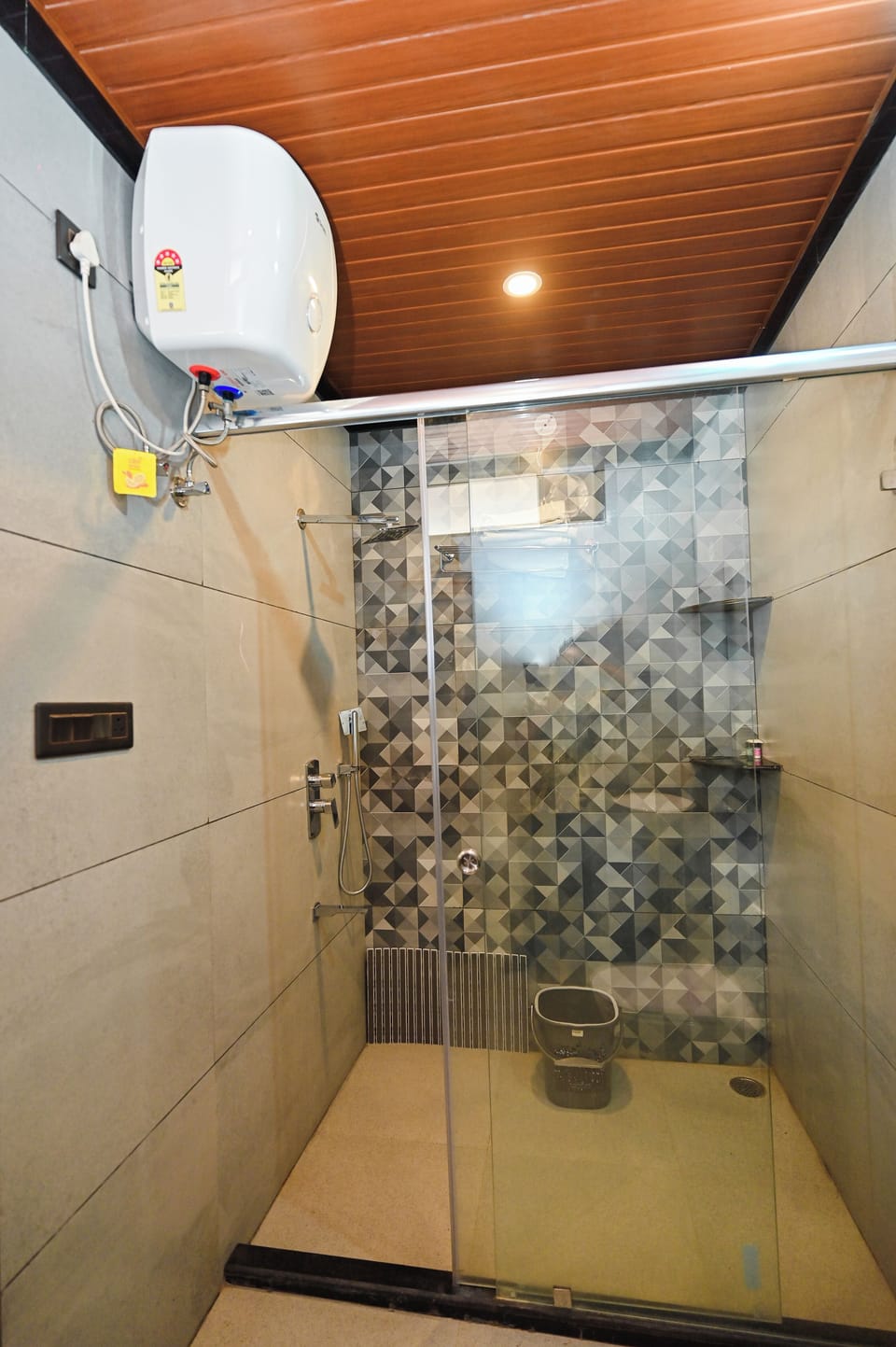 Deluxe Double Room | Bathroom | Shower, free toiletries, towels, soap