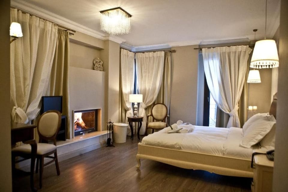 Basic Double Room | Laptop workspace, soundproofing, free WiFi