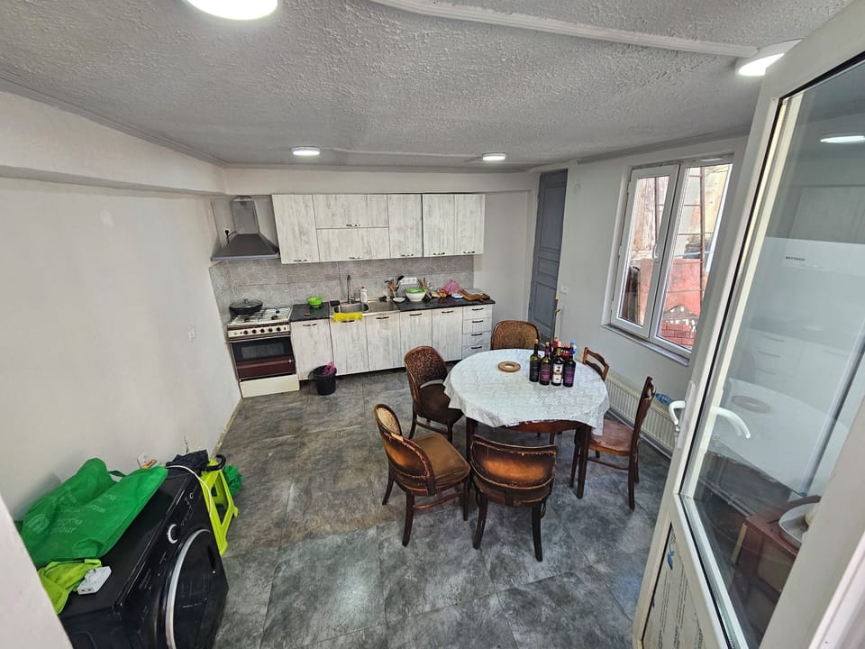 Full-size fridge, microwave, oven, stovetop