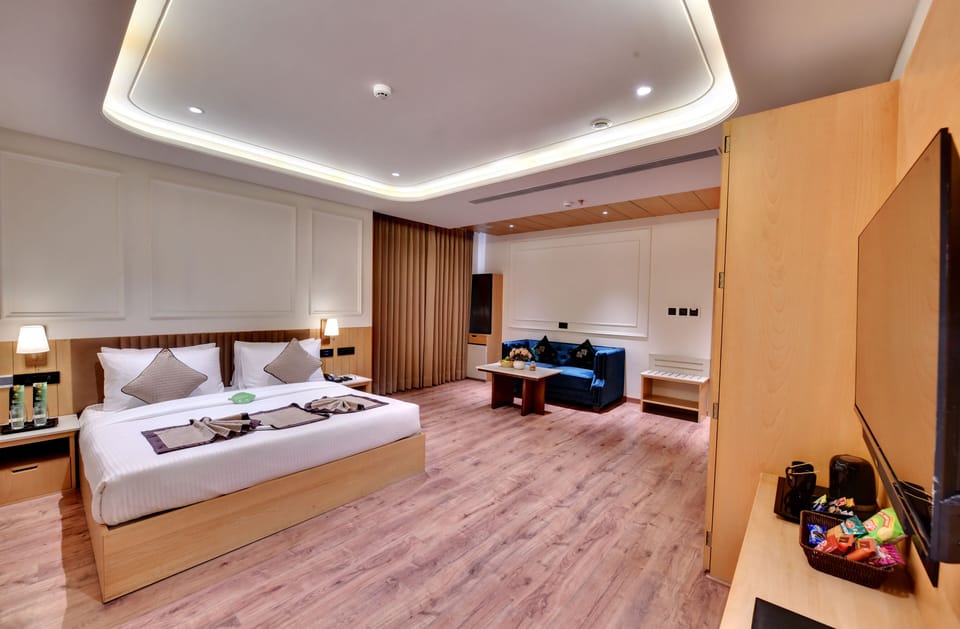Luxury Studio Suite | Minibar, in-room safe, desk, blackout drapes
