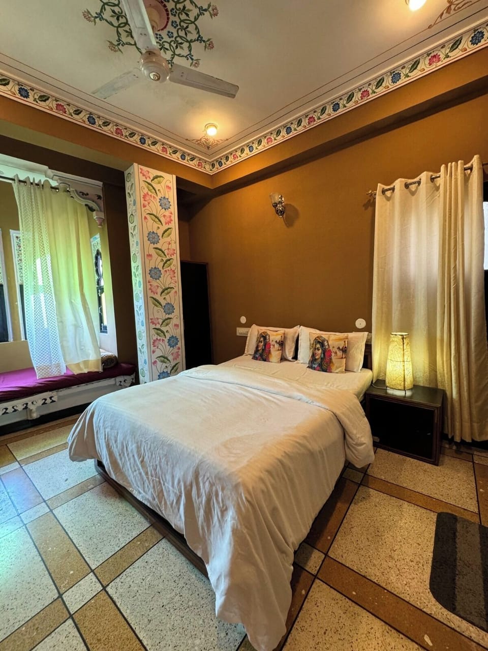 Non Ac Queen Bed Room | Soundproofing, free WiFi