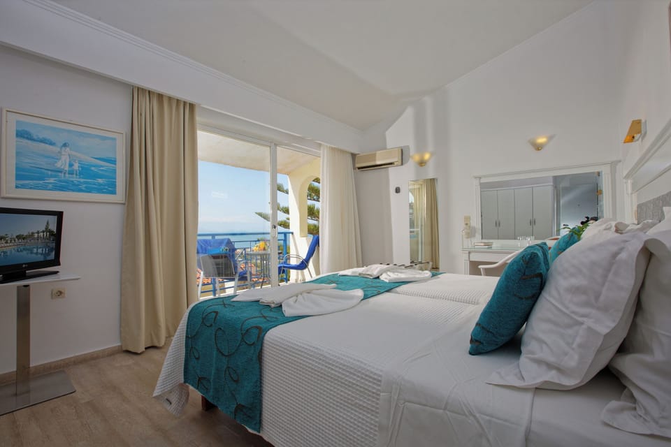 Superior Room, Sea View | In-room safe, desk, soundproofing, bed sheets