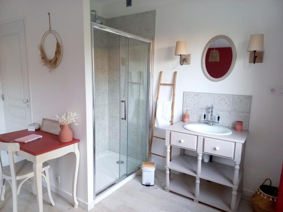 Romantic Double Room, Garden View (Bohème) | Bathroom | Hair dryer, towels, soap, shampoo