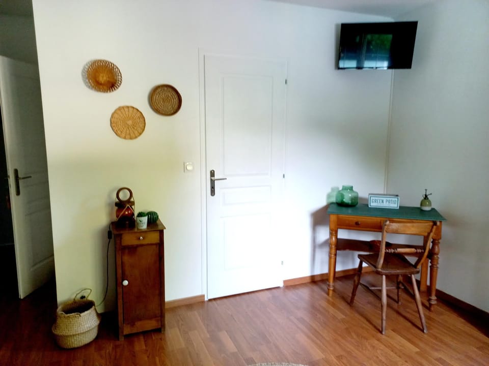 Double Room, Pool View (Nature) | Desk, soundproofing, free WiFi