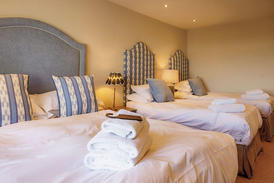 Superior Quadruple Room | Desk, laptop workspace, iron/ironing board, free WiFi