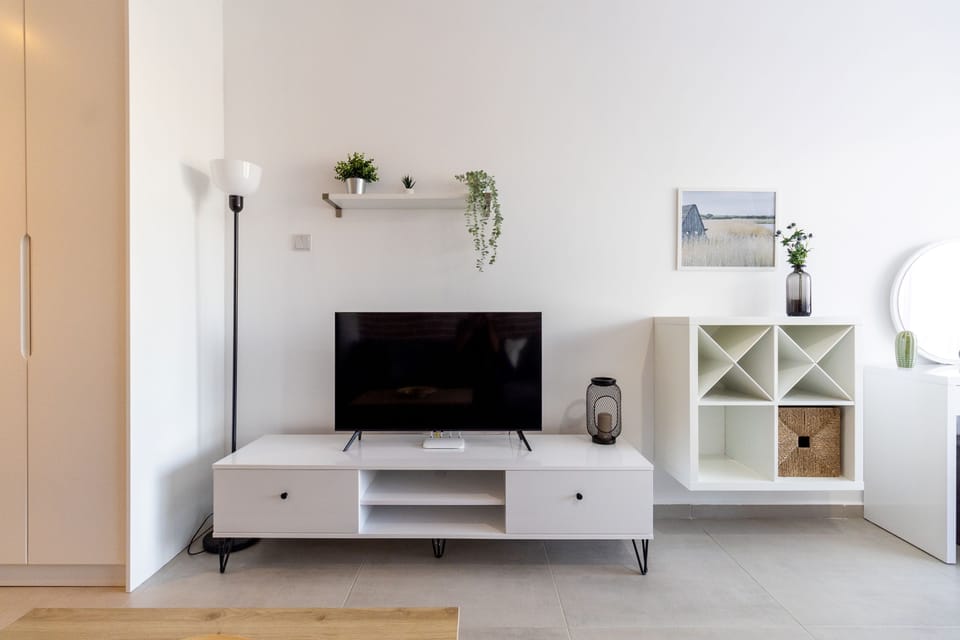 Deluxe Studio | Living area | 40-inch flat-screen TV with satellite channels