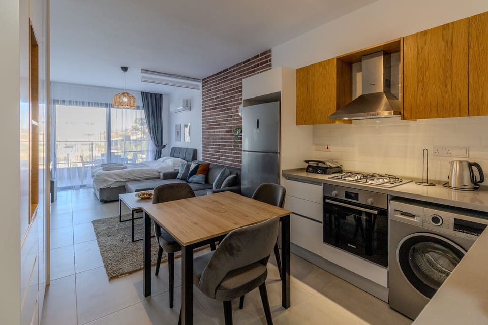 Deluxe Studio | Desk, iron/ironing board, WiFi (free), individually decorated
